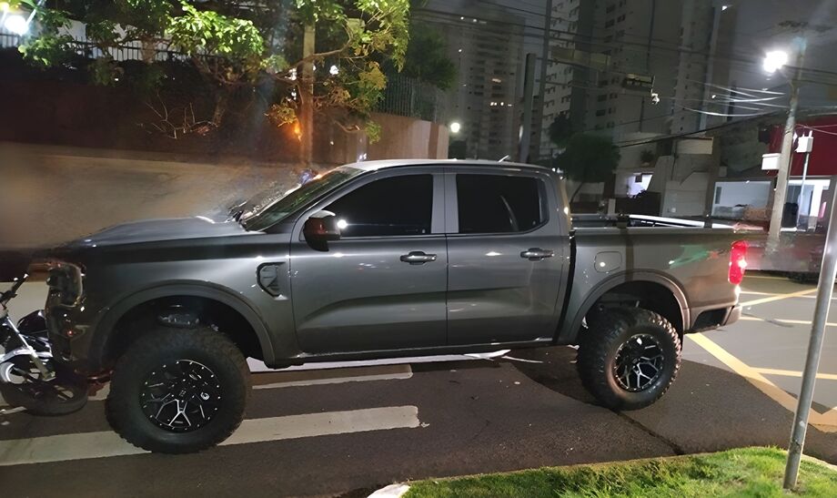 Moto ficou presa sob caminhonete após colisão no cruzamento da Rua José Antônio com a Avenida Afonso Pena, no centro de Campo Grande, na noite de domingo (29).