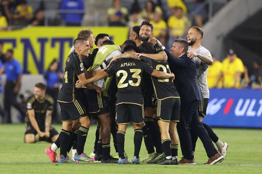 Jogadores do Los Angeles FC comemoram a vitória e a classificação do time para o Mundial de Clubes.