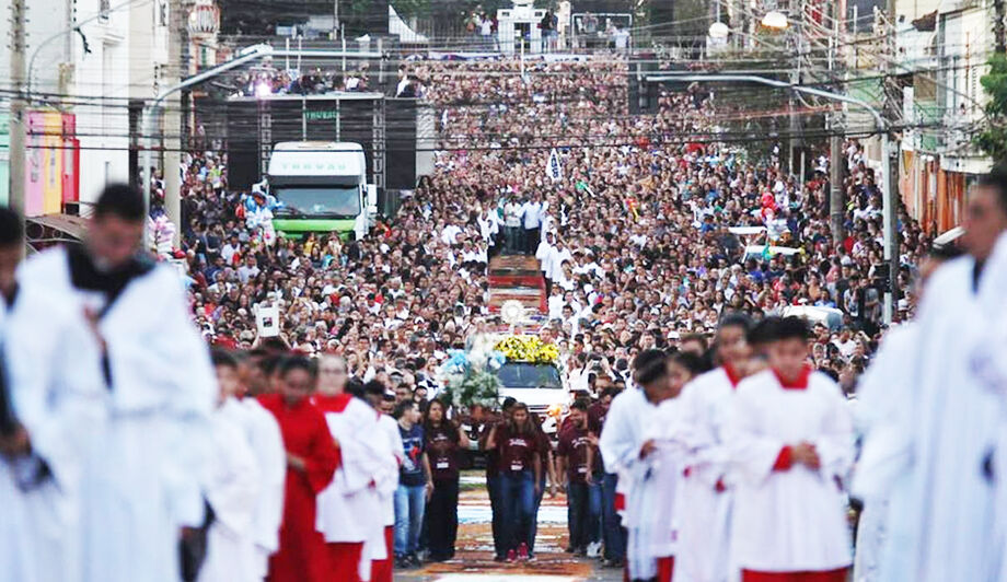 Tapetes coloridos tomam conta das ruas em celebrações tradicionais de Corpus Christi