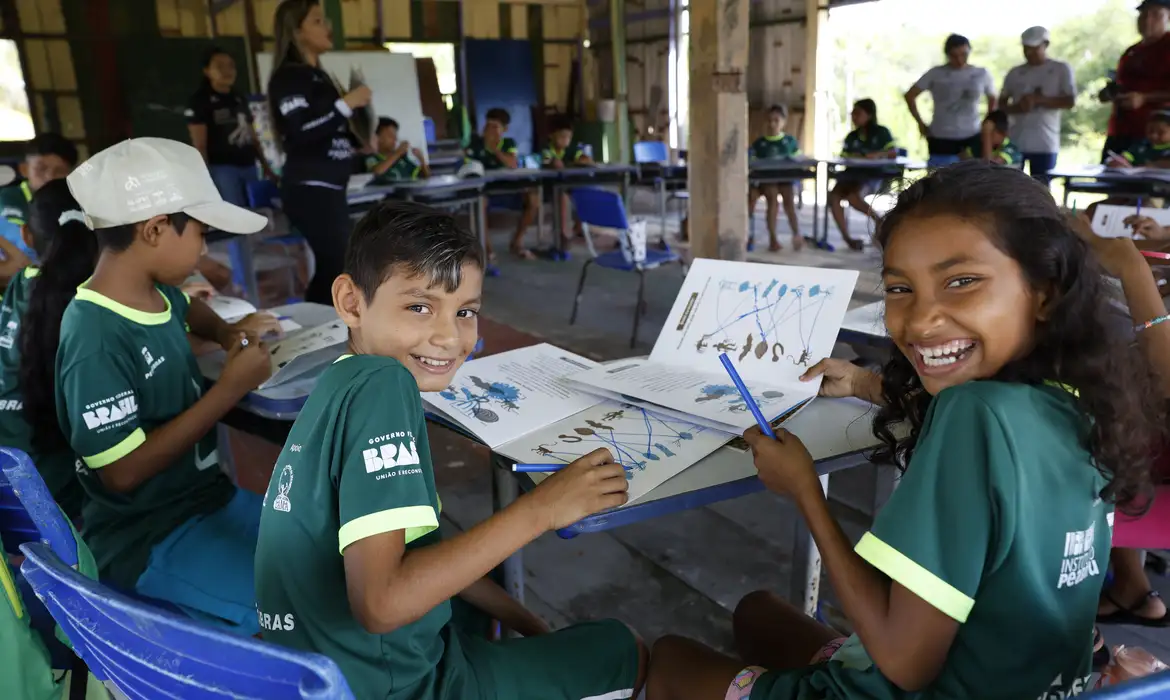 Z de zangão: projeto aproveita vivências para alfabetizar no mangue