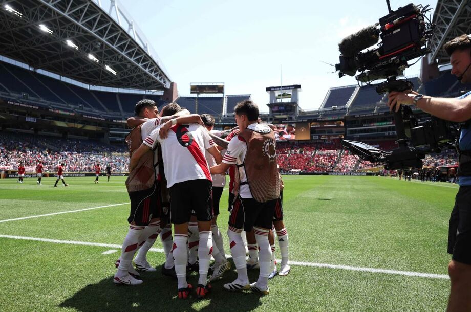 Meza comemora com companheiros gol na vitória do River Plate sobre o Urawa Reds, em Seattle.