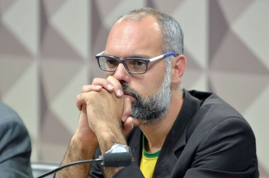Allan dos Santos durante depoimento na CPMI das Fake News, no Congresso, em novembro de 2022; STJ absolveu blogueiro de sentença por calúnia do TJ-RS