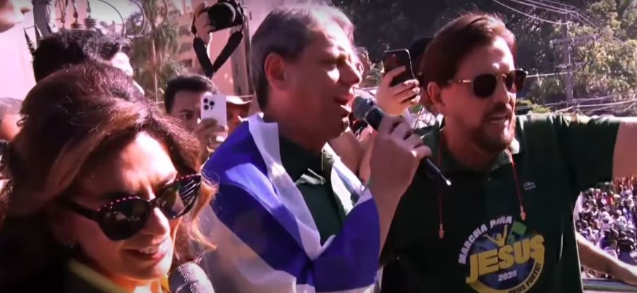 Governador de São Paulo, Tarcísio de Freitas (Republicanos), cantando durante a Marcha para Jesus com a bandeira de Israel.