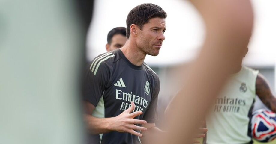 Xabi Alonso faz mistério sobre escalação para a estreia pelo Real Madrid.
