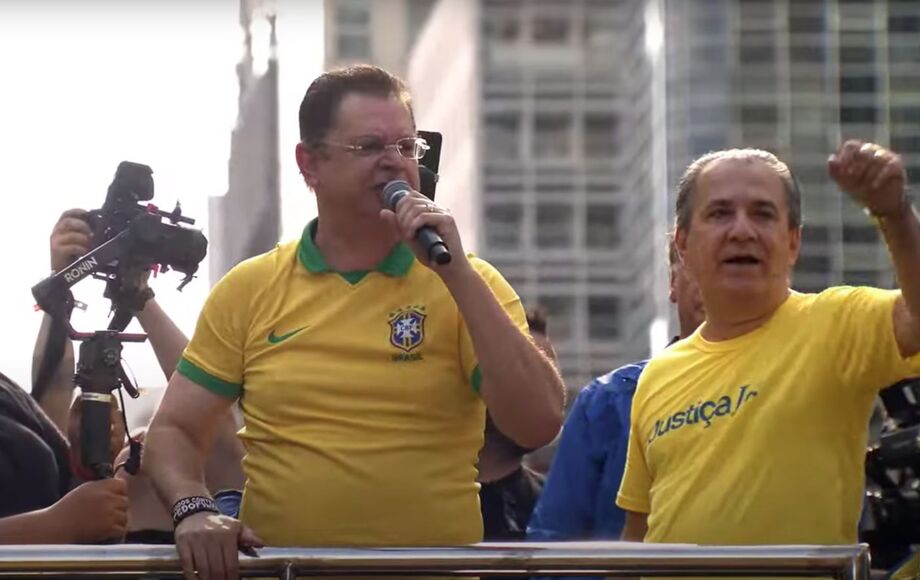 O deputado Sóstenes Cavalcante discursa durante ato bolsonarista na Avenida Paulista no domingo, 29