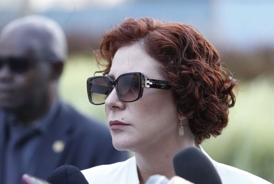 Redes sociais da deputada Carla Zambelli estão fora do ar após sua saída do País