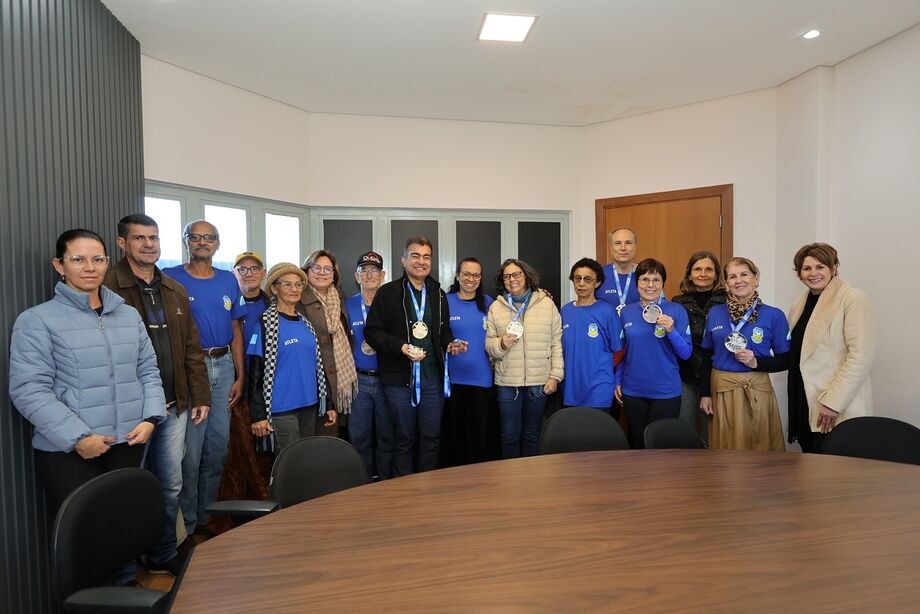 Prefeito junto com o grupo que participou dos jogos da melhor idade