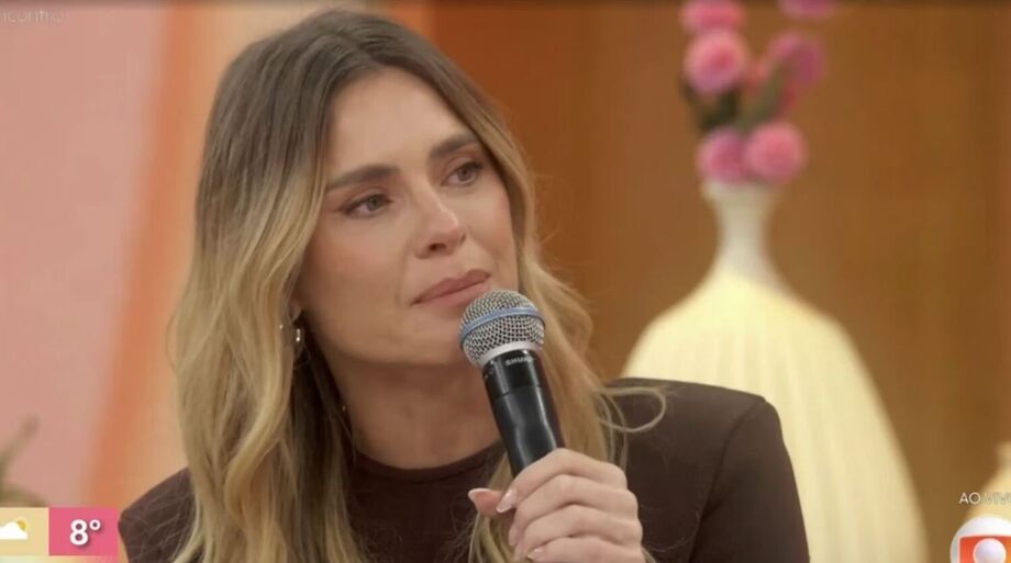 Carolina Dieckmmann durante participação no 'Encontro', da Globo, em junho de 2025
