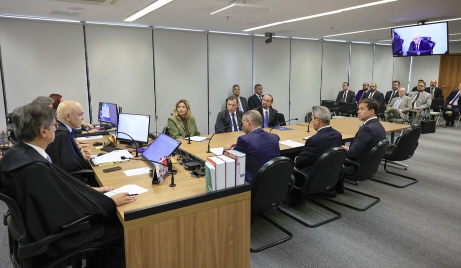 Mauro Cid e Braga Netto ficaram frente a frente em acareação para confrontar versões.