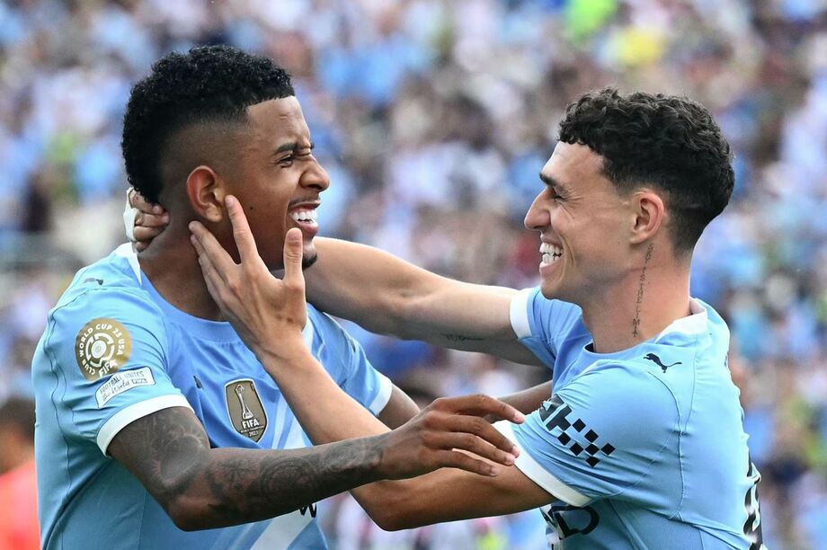 Savinho e Foden comemoram gol em vitória arrasadora do Manchester City sobre a Juventus em Orlando.