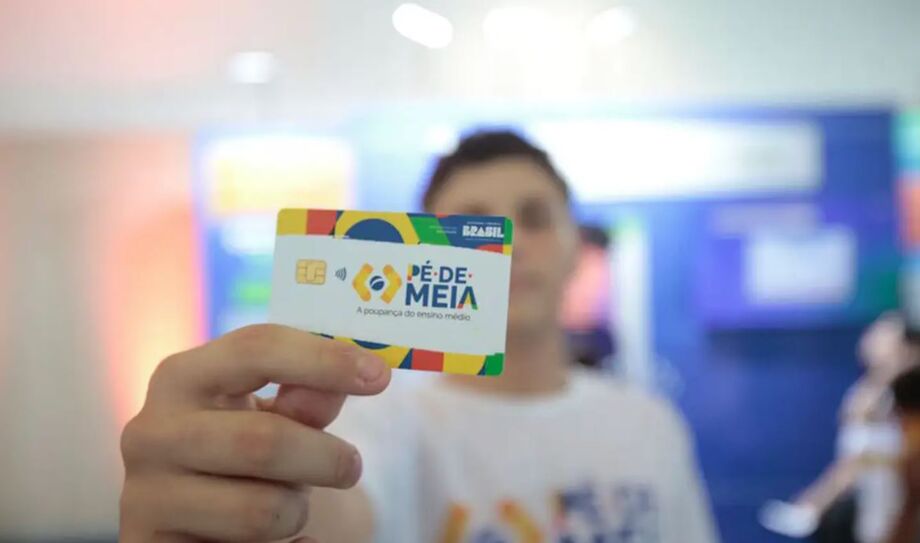 Estudantes devem estar matriculados no ensino médio de escolas públicas e fazer parte de uma família inscrita nos programas sociais do governo federal para ser beneficiado no programa Pé-de-Meia