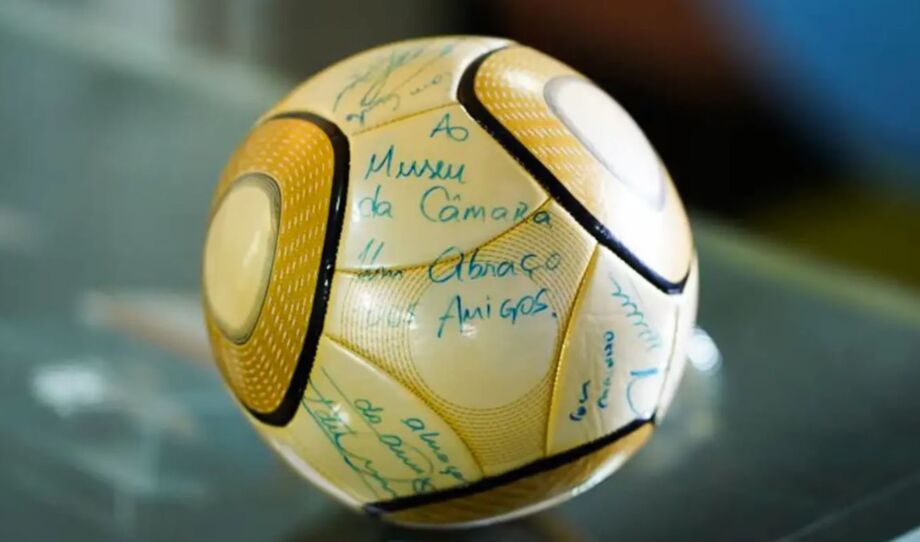 Bola autografada por Neymar foi devolvida 20 dias depois do possível furto.