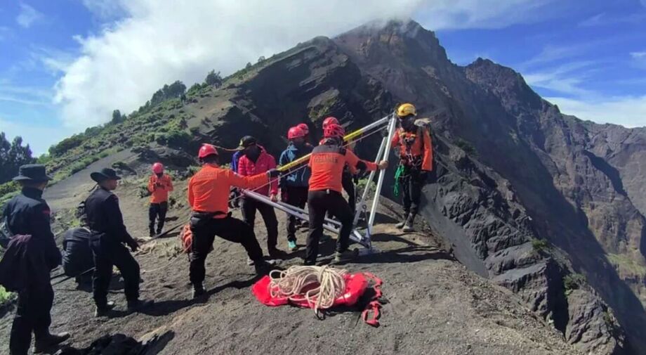 Equipes de buscas tentam resgatar a jovem brasileira Juliana Marins.