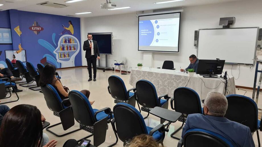 O evento teve como tema A crise climática e suas repercussões nas relações de trabalho e contou com a participação do diretor de sustentabilidade da Fiems, Robson Del Casale.