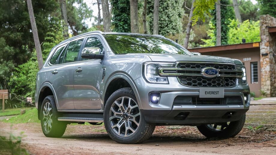Com visual moderno e grade dianteira imponente, o Ford Everest impressiona pela combinação de estilo e porte