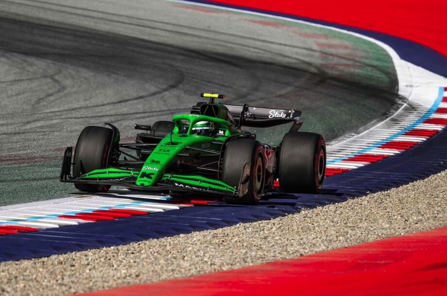 Gabriel Bortoleto acelera sua Sauber no circuito de Spielberg, na Áustria.