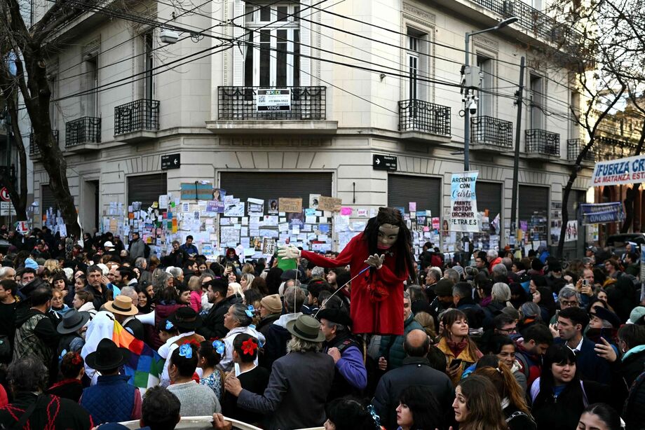 Apoiadores da ex-presidente argentina a apoiam na frente de sua residência.