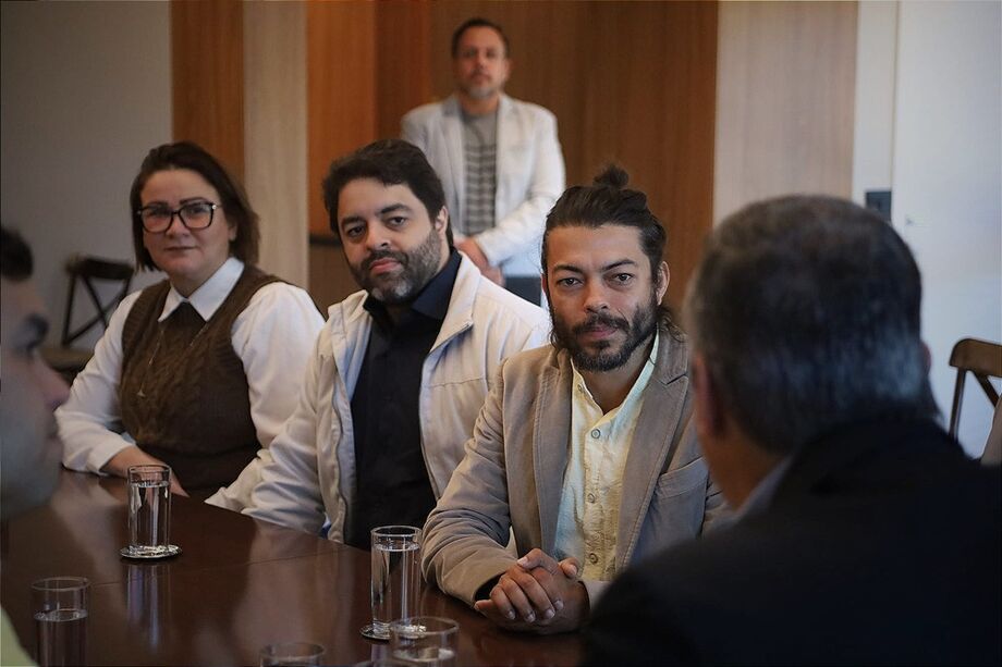 Filhos do ex-vereador Cristóvão Silveira conversam com o governador Eduardo Riedel durante reunião sobre a criação da escola que levará o nome do pai.