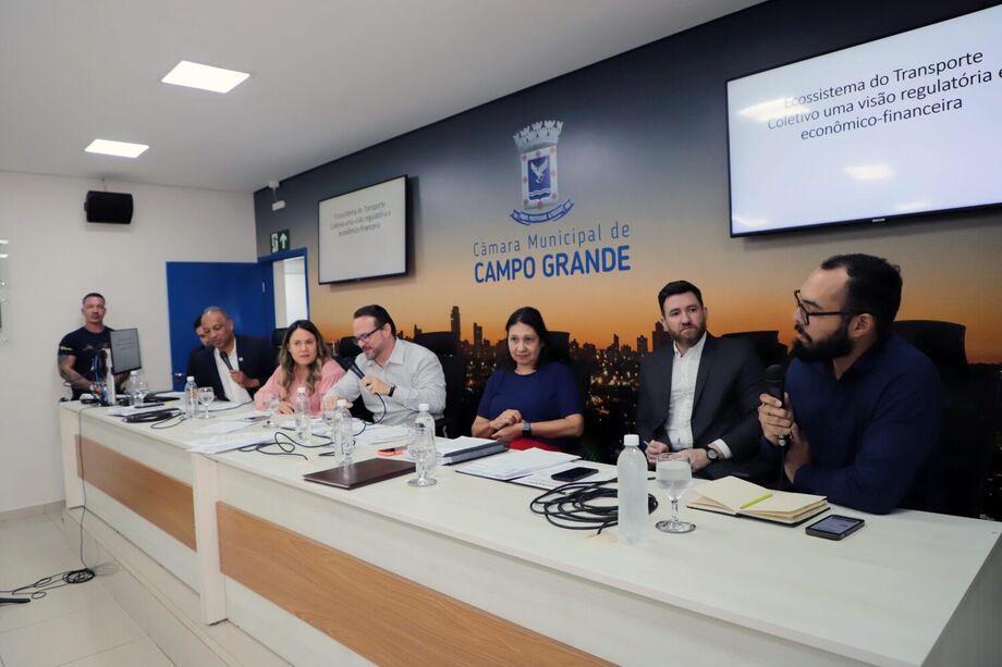 Renato Assis Coutinho (à direita, de óculos) , ex-diretor da Agereg, durante depoimento à CPI do Transporte na Câmara Municipal de Campo Grande; ele agora presta consultoria ao consórcio.