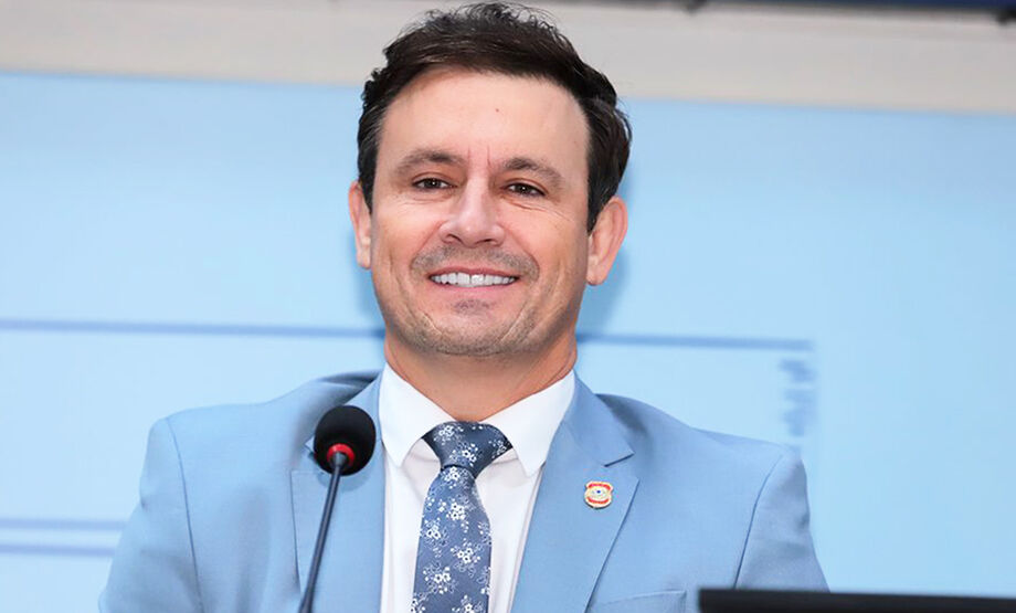Vereador André Salineiro durante sessão na Câmara de Campo Grande, onde defende projeto de combate às drogas nas escolas
