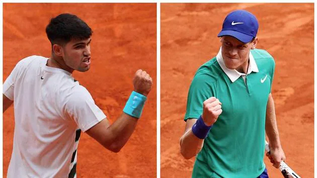 Carlos Alcaraz (à esq.) e Jannik Sinner comemoram pontos durante partidas em Roland Garros; os dois jovens tenistas se enfrentam neste domingo (9), às 15h de Paris (9h de MS), na final do torneio francês.