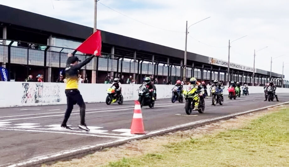 Sinalização de largada marca o início de mais uma bateria da competição; campeonato segue calendário estadual de motovelocidade.