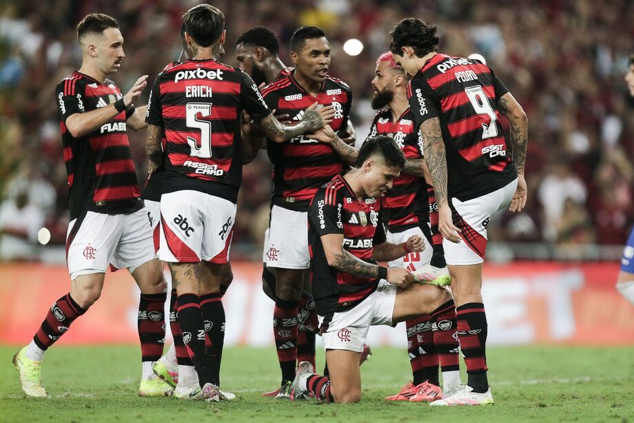 Luiz Araújo fez duas vezes e 'lustrou' a chuteira de Pedro, que deu assistência.