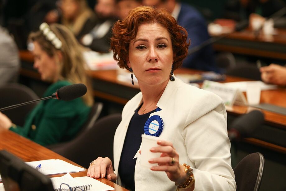 Deputada federal Carla Zambelli (PL-SP), condenada a 10 anos de prisão, afirmou ter saído do Brasil e não ter planos de voltar.