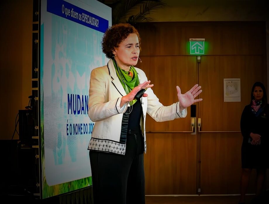 A consultora Maria José Dantas durante palestra no Workshop de Governança Hoteleira e Hospitalar, realizado no Senac Hub Academy, em Campo Grande.