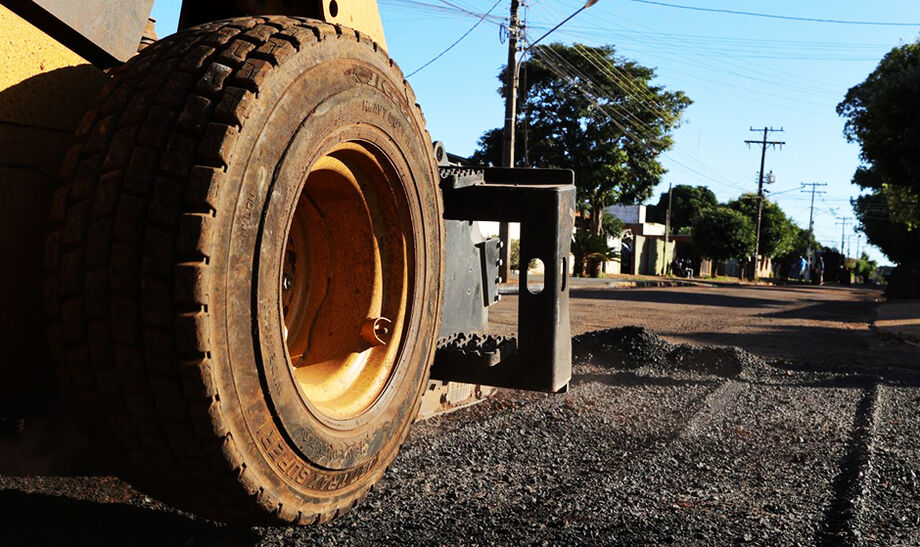 Serviço de tapa-buracos é realizado em várias regiões de Dourados, como na do Jardim Guanabara