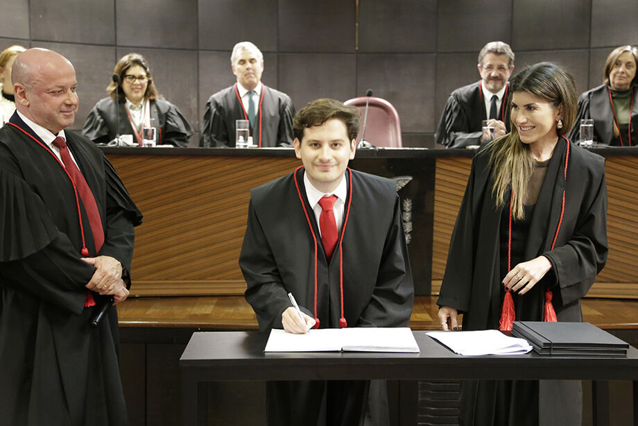 Campo-grandense Otávio Guizzo Duncan Couto é empossado como promotor no MP do Paraná, após aprovação em concurso com mais de 3,6 mil inscritos.