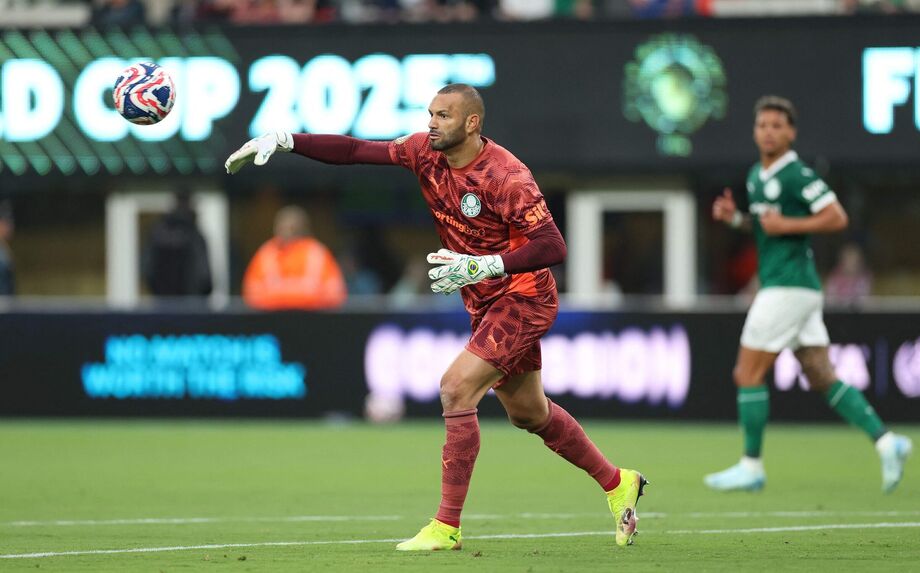 Weverton prega pés no chão para jogo contra o Al-Ahly, na segunda rodada.
