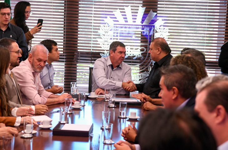 O governador Eduardo Riedel e o prefeito Claudio Ferreira da Silva