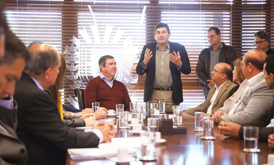 Governador Eduardo Riedel e autoridades municipais discutem novas obras em Inocência durante reunião do programa MS Ativo