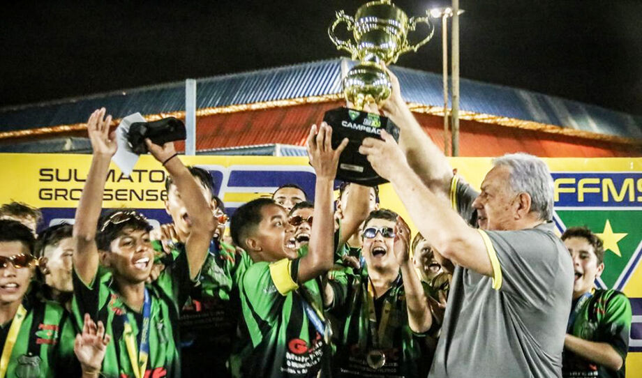 Jogadores do Náutico recebem a taça das mãos do presidente da FFMS, Estevão Petrallás
