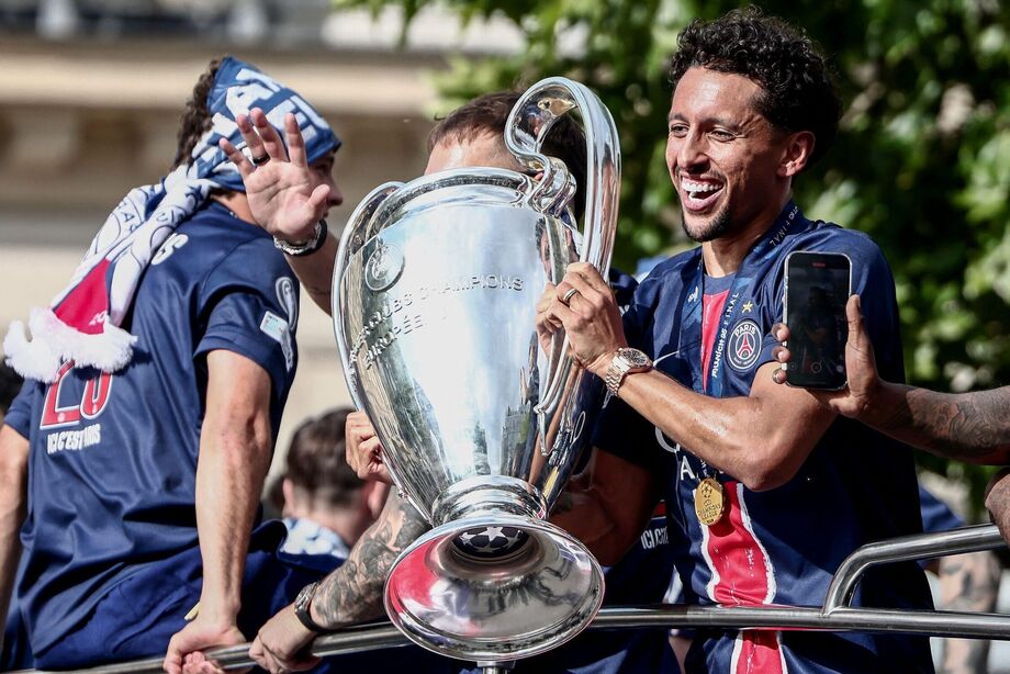 PSG volta a Paris com desfile, festa e estádio lotado após título inédito da Liga dos Campeões