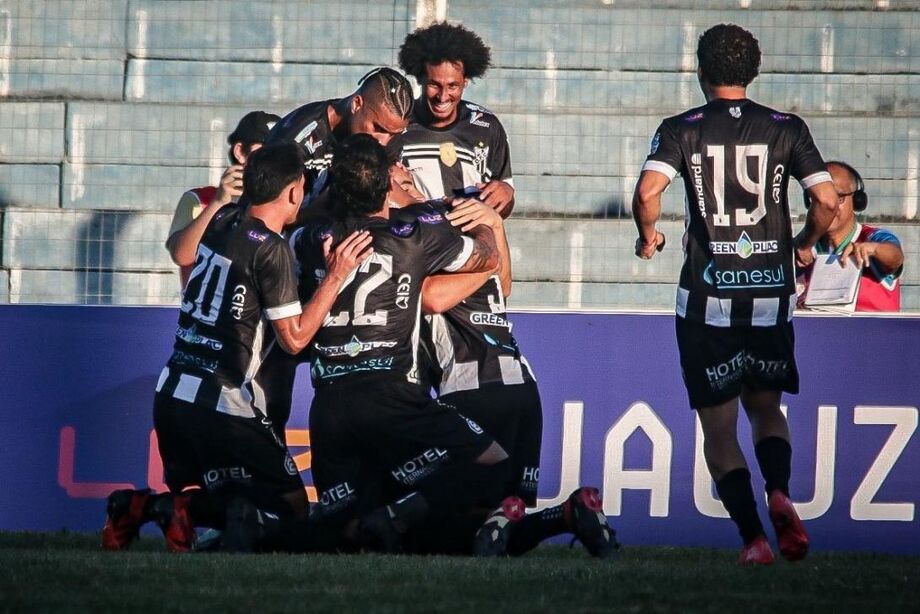 Jogadores do Operário comemoram o primeiro gol do jogo, marcado por João Nogueira no segundo tempo