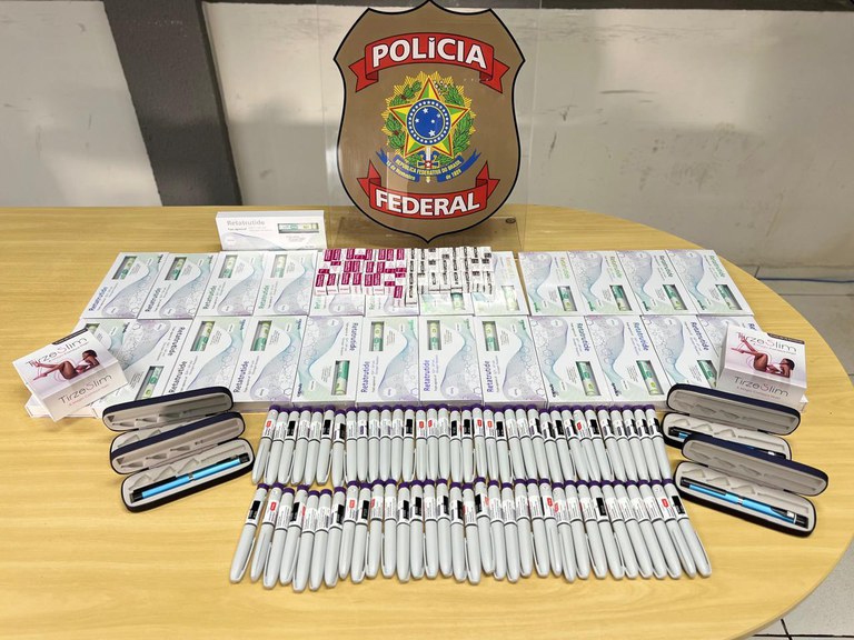 Produto oficial sai por R$ 1,3 mil; no mercado paralelo custa um terço. A economia vale o risco?
