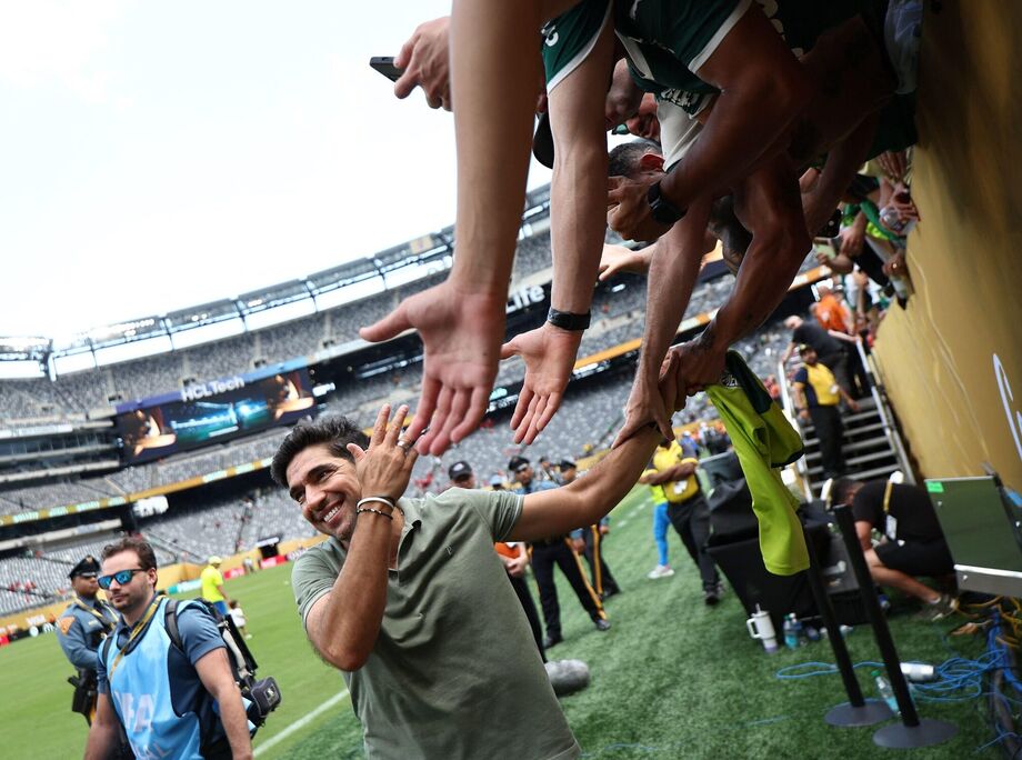 Abel Ferreira recebe o carinho da torcida durante participação do Palmeiras no Mundial de Clubes.