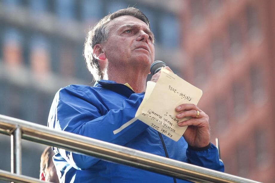 O ex-presidente Jair Bolsonaro discursa durante ato na Avenida Paulista, em São Paulo.