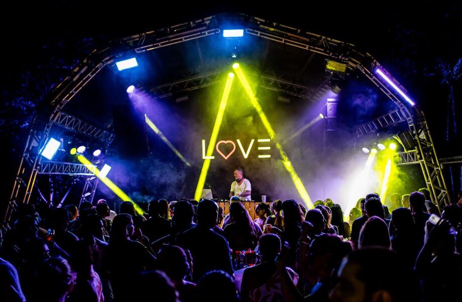 Palco principal da LOVE ilumina a noite com DJs e sets vibrantes, celebrando a música eletrônica em grande estilo.
