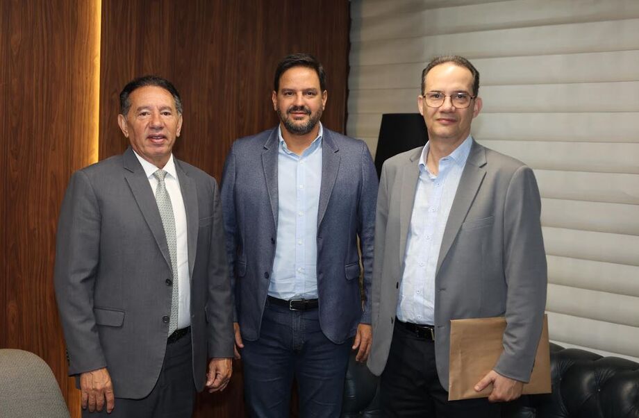 Presidente da Assembleia Legislativa de Mato Grosso do Sul, Gerson Claro (ao centro), recebe representantes da CCR MSVia/Motiva para tratar sobre melhorias e cronograma de obras na BR-163