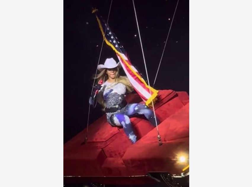 Beyoncé passou por apuros em estrutura de carro suspenso durante show em Houston, no Estado do Texas (EUA).