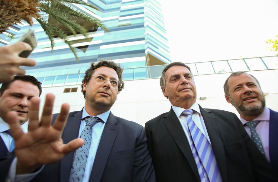 Fábio Wanjgarten (esq.) ao lado de Bolsonaro e do advogado Paulo Amador da Cunha Bueno.