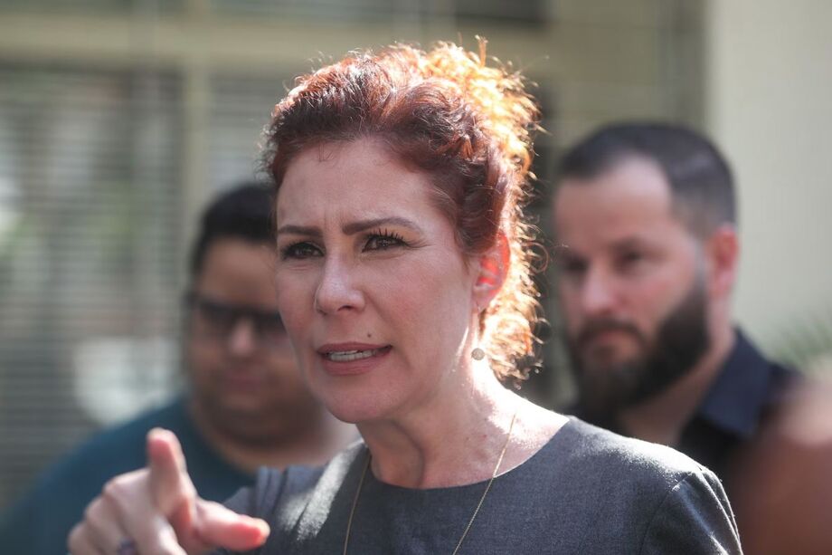 Foto de arquivo de 15/05/2025 da deputada federal Carla Zambelli (PL-SP) durante uma coletiva de imprensa na sede de seu partido no bairro de Moema, na zona sul da cidade de São Paulo.