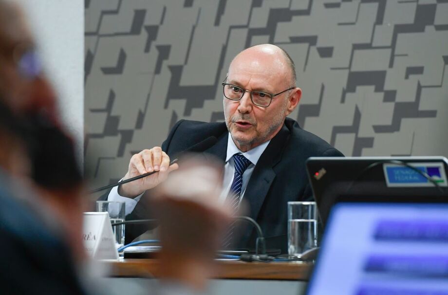 O diretor-geral da Abin, Luiz Fernando Corrêa, durante audiência no Senado, em outubro de 2023