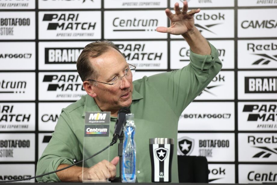 John Textor, dono da SAF do Botafogo, demitiu Renato Paiva após derrota no Mundial de Clubes.