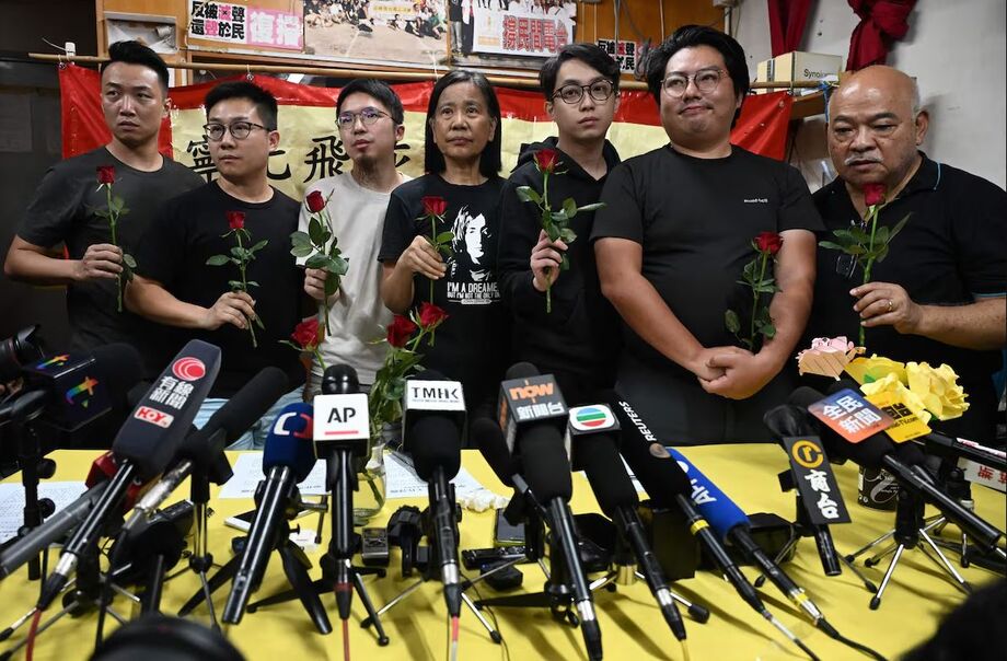 Membros da Liga dos Social-Democratas seguram rosas em coletiva de imprensa realizada em sua sede em Hong Kong, em 29 de junho. Um dos últimos partidos de oposição remanescentes na cidade, anunciou que será dissolvido após anos de repressão política por P