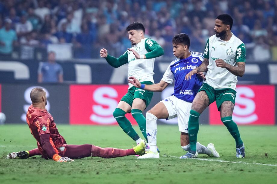 Kaio Jorge estica a perna para fazer o segundo, contra o Palmeiras, com apenas três minutos de jogo.