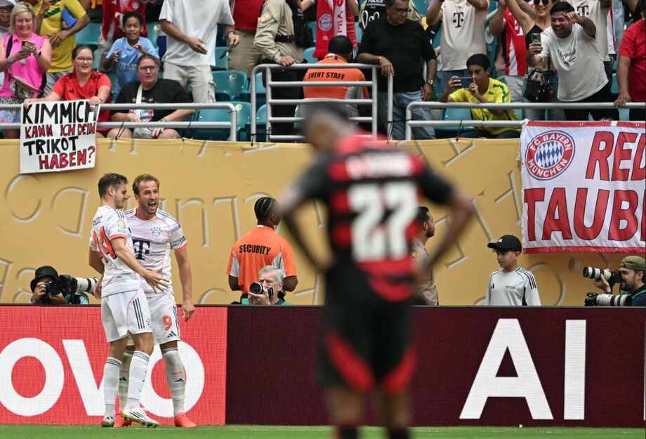 Jogadores do Bayern comemoram gol marcado sobre o Flamengo em Miami.